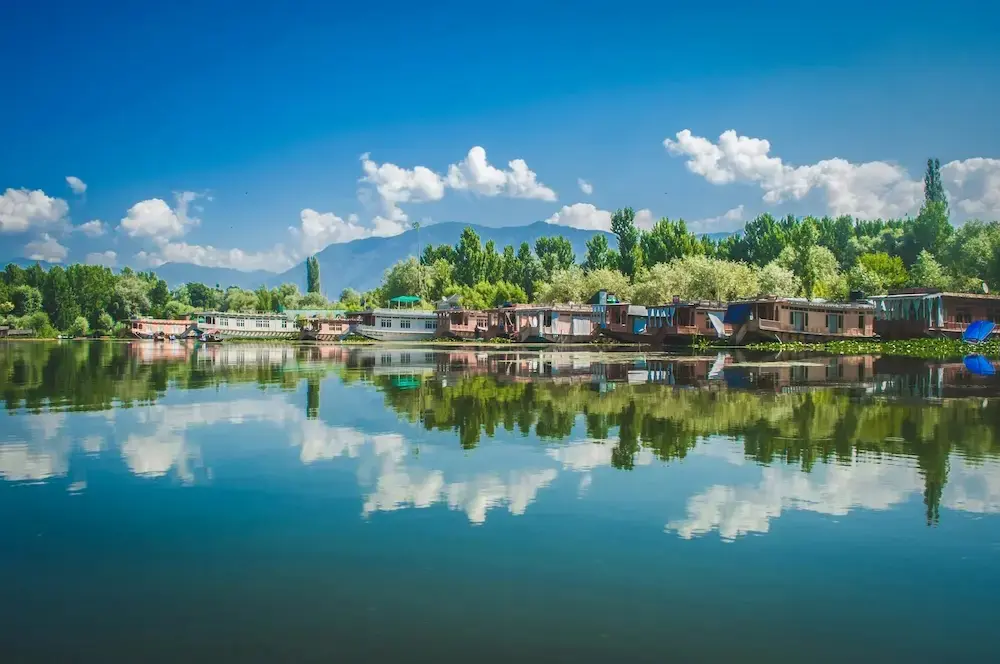 Srinagar and Gulmarg Kashmir with lakes, mountains and snow-covered landscapes